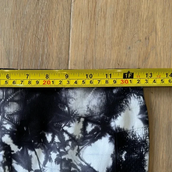 Peach leggings with compression at waist and sides. Size M. Black & white marble - Picture 5 of 7